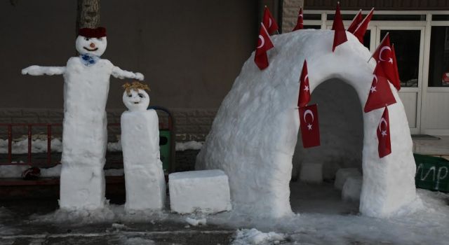 Meraklı Öğrenciler Sordu: "İgloda Yaşam Nasıl Öğretmenim!"