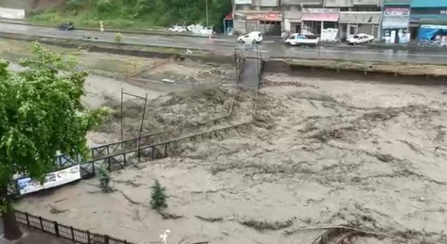 Etkili Olan Yağışta Çay Taştı Köprüler Yıkıldı