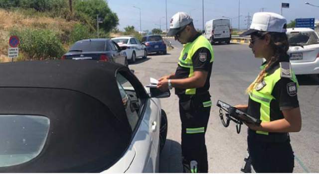 Ehliyetsiz Turistler Görevlerini Yapan Polislerin Önce Fotoğraflarını Çekti, Sonra Rüşvet Teklif Etti