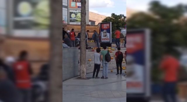 Aksaray’da Aracını Bağlayan Zabıtaya Tepki Gösteren Seyyar Satıcı Kavunları Sokağa Attı