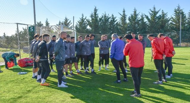 Siyah Beyazlı Futbolcular Galibiyet İçin Kenetlendi