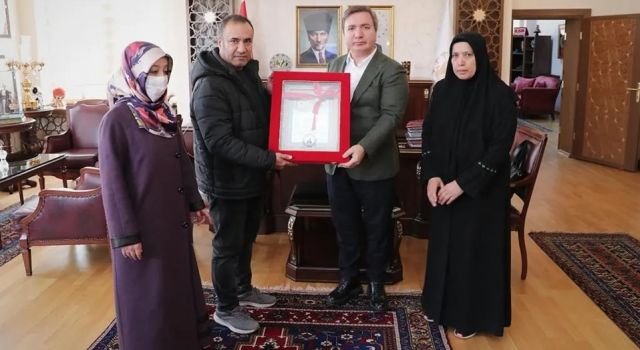 Vali Aydoğdu'dan Şehit Lokman Akçağlayan'ın Ailesine "Şehadet Belgesi"