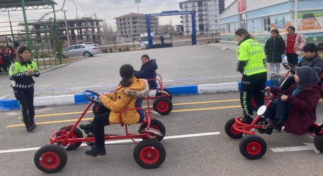 Polis Hem Denetim Yaptı, Hem Eğitim Verdi