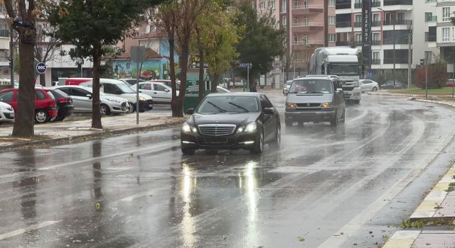 Şiddetli Rüzgar ve Yağmur, Şehri Etkisi Altına Aldı