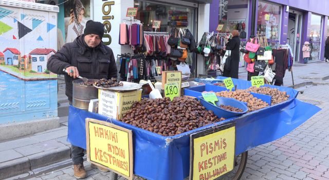 Ailesini Geçindirirken Halkı Bilinçlendirmeye Çalışıyor