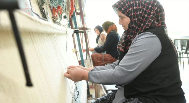 "Kadın Aktivite Merkezimizde Taşpınar Halımızın Motiflerini İlmek İlmek İşliyoruz"