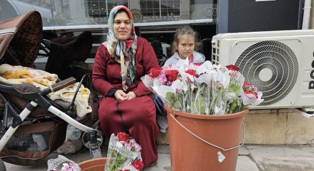 SENİN DE ANNELER GÜNÜ'N KUTLU OLSUN ÇİÇEK SATAN ANNE!