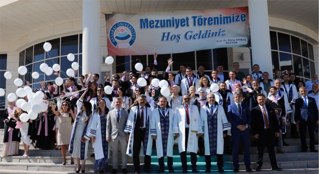 36 Genç Hekim Mezuniyet Sevinci Yaşadı