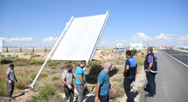 Şehir Girişlerinde Gelişigüzel Dikilen Tabelalar Kaldırılıyor