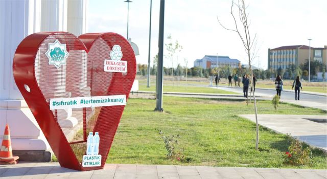 Aksaray Üniversitesi Bahçesine Dekoratif Pet Şişe Toplama Kafesleri Yerleştiriyor