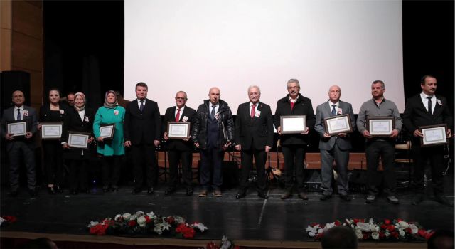 İki Gözünü Kaybeden Adalet Öğretmen, Hayat Hikayesiyle Herkesi Duygulandırdı