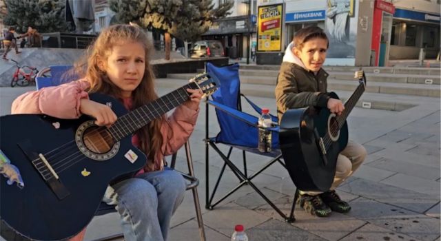 Yeni Yılın İlk Gününde İkizler, Aksaraylılara Müzik Ziyafeti Verdi