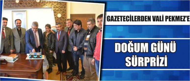 Gazetecilerden Vali Pekmez’e Doğum Günü Sürprizi