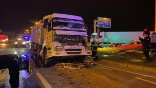 Ambulansa yol vermek isteyen tır’a diğer tır arkadan çarptı 1 yaralı