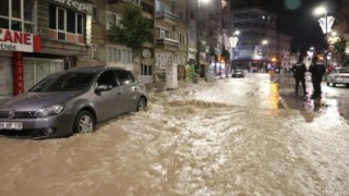 İçme Suyu Ana Hattı Patladı, Yolda Çökmeler Meydana Geldi