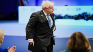 Boris Johnson Kiralık Takım Elbise Giydi