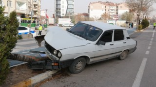  Direksiyon Hakimiyetini Kaybeden Sürücü Ağaca Çarptı: 1 Yaralı