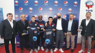 Futbolun Efsaneleri Pepsi ‘Yıldız Futbolcu Seminerleri”nde  Genç Futbolseverlerle İzmir’de Buluştu