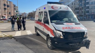 Hasta Taşıyan Ambulansla Otomobil Çarpıştı: 1 Yaralı