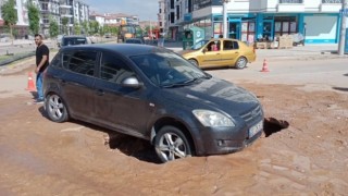 ÇÖKEN YOLA DÜŞEN OTOMOBİLDE MADDİ HASAR MEYDANA GELDİ 