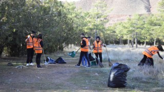 ASÜ'lü Öğrenciler Gönüllü Temizlik Çalışması Yaptı