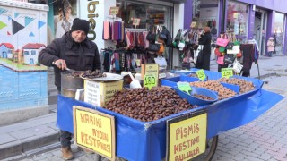 Ailesini Geçindirirken Halkı Bilinçlendirmeye Çalışıyor