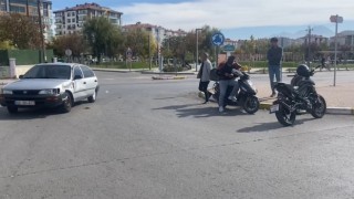 Otomobil İle Çarpışan Motosikletli Ucuz Kurtuldu