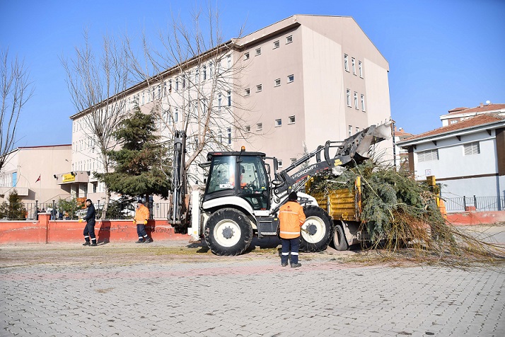 Belediye Ekipleri Okulu Temizledi