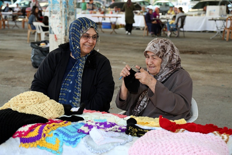 50 Yıl Boyunca Ördüğü Bebek Kıyafetlerini Hediye Ediyor