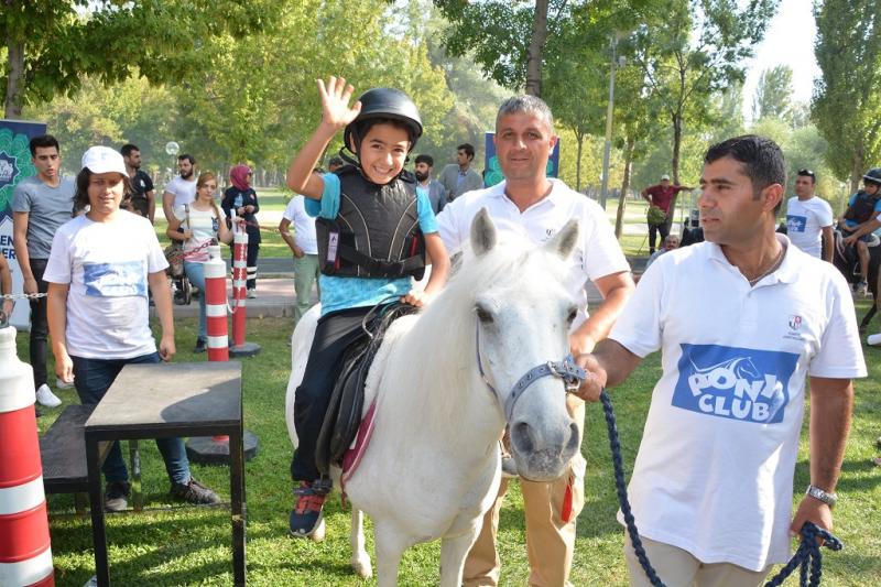 Çocuklardan Pony Atlara Büyük İlgi