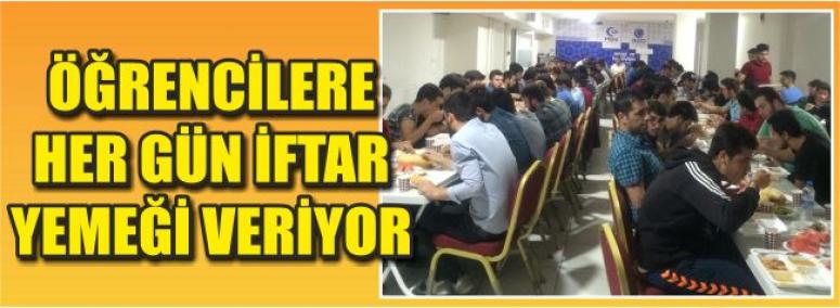 Öğrencilere Her Gün İftar Yemeği Veriyor 